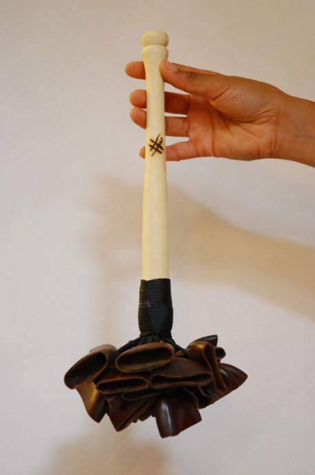 Afrikanische Rassel - Juju Rassel aus Ghana mit Holzgriff