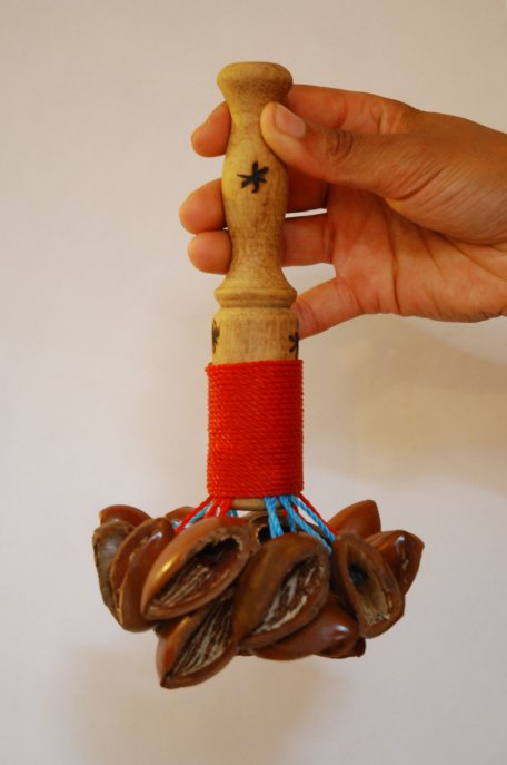 Afrikanische Rassel - Juju Rassel aus Nigeria mit Holzgriff