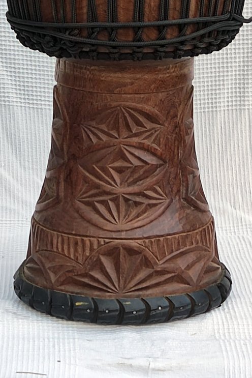 Djembe aus Guinea mit Kuhfell - Kalbfell, Rinderfell, Stierfell oberklasse Djembe Trommel