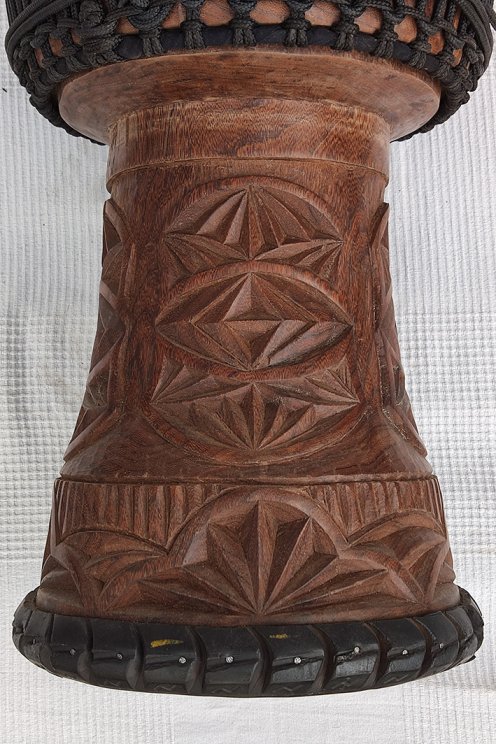 Djembe aus Guinea mit Kuhfell - Kalbfell, Rinderfell, Stierfell oberklasse Djembe Trommel