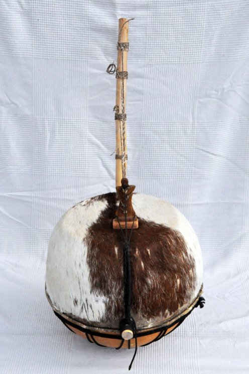Bato bolon - Bolon stringed instrument