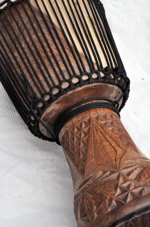 Djembe aus Guinea mit Kuhfell - Kalbfell, Rinderfell, Stierfell oberklasse Djembe Trommel