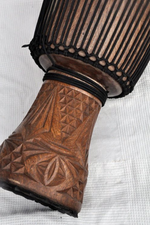 Djembe aus Guinea mit Kuhfell - Kalbfell, Rinderfell, Stierfell oberklasse Djembe Trommel
