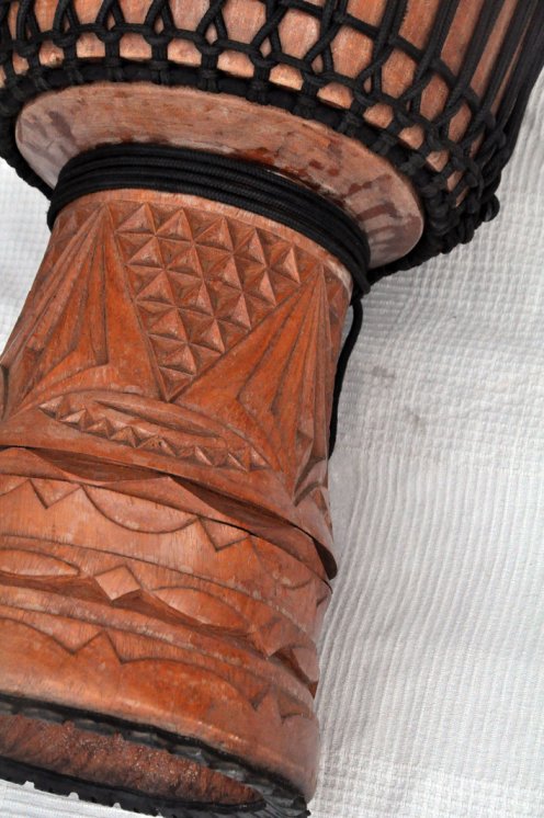 Djembe aus Guinea mit Kuhfell - Kalbfell, Rinderfell, Stierfell oberklasse Djembe Trommel