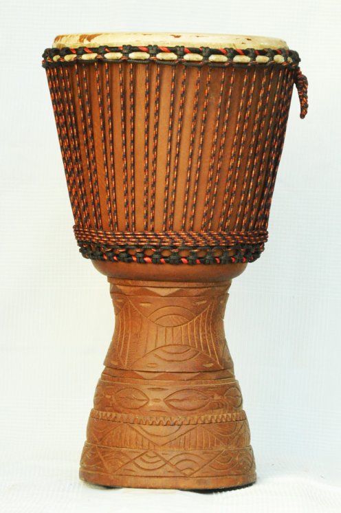 Profi Djembe mit Kuhfell kaufen - Große Iroko Djembe Trommel aus Mali