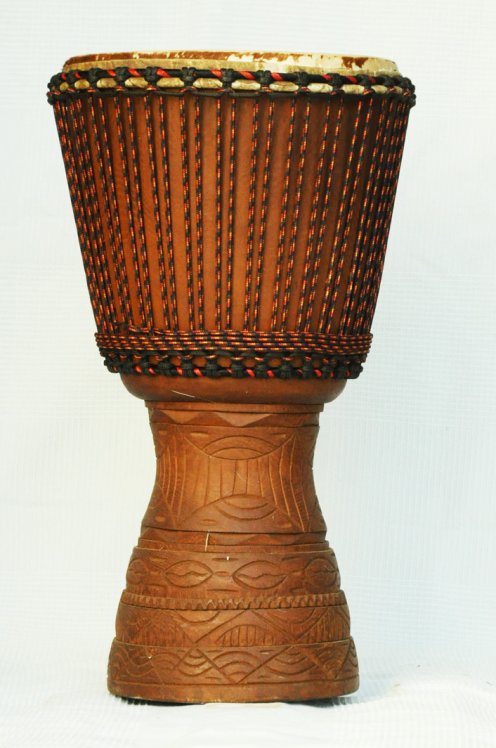 Profi Djembe mit Kuhfell kaufen - Große Iroko Djembe Trommel aus Mali