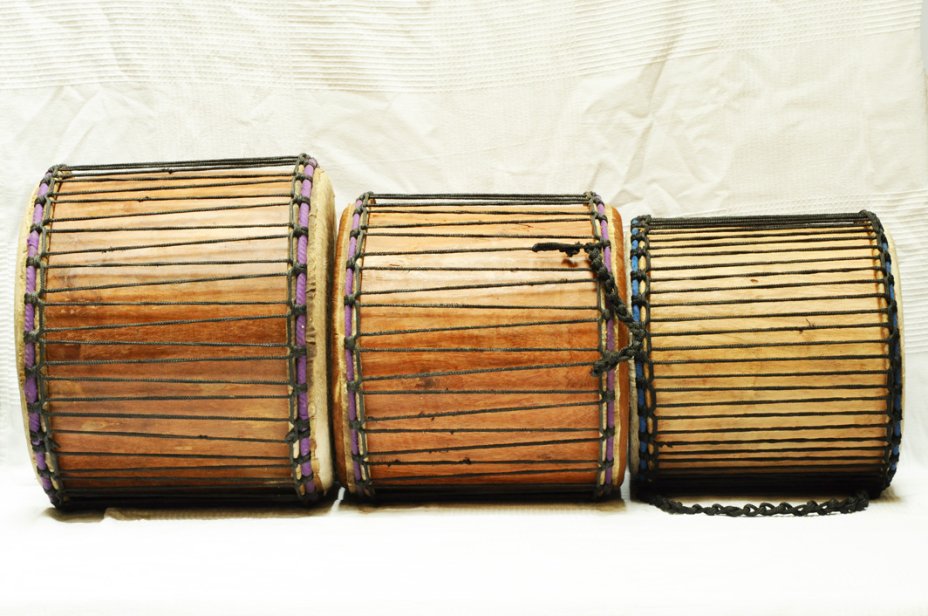 Ghana Mini-Basstrommeln Dreier-Set: Dunduns (Djun Djuns, Dununs, Doumdoums, Doundouns) Set kaufen