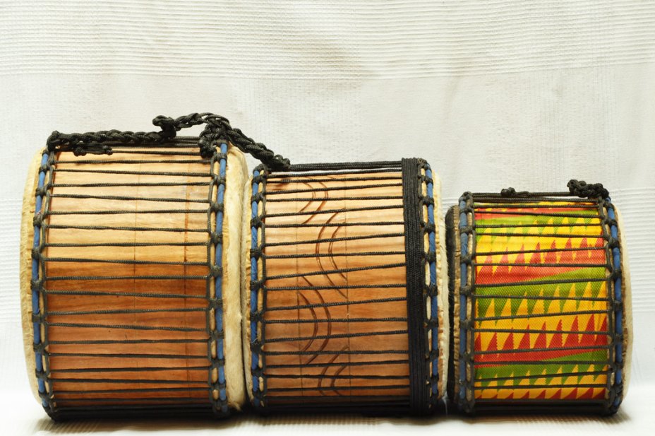 Ghana Mini-Basstrommeln Dreier-Set: Dunduns (Djun Djuns, Dununs, Doumdoums, Doundouns) Set kaufen