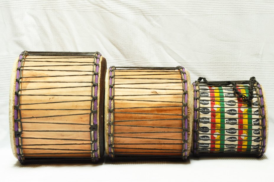 Ghana Mini-Basstrommeln Dreier-Set: Dunduns (Djun Djuns, Dununs, Doumdoums, Doundouns) Set kaufen