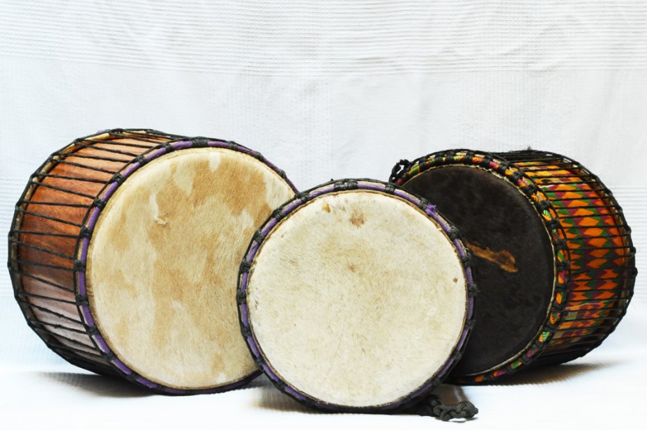 Ghana Mini-Basstrommeln Dreier-Set: Dunduns (Djun Djuns, Dununs, Doumdoums, Doundouns) Set kaufen